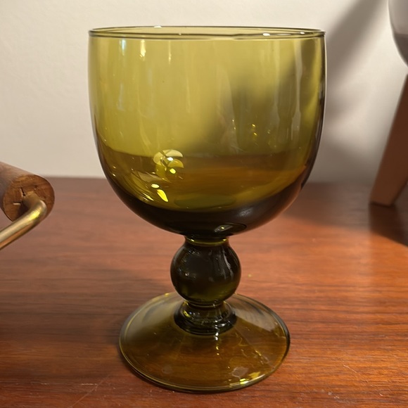 4  green Mid-Mod wine/cocktail glasses - Picture 3 of 8